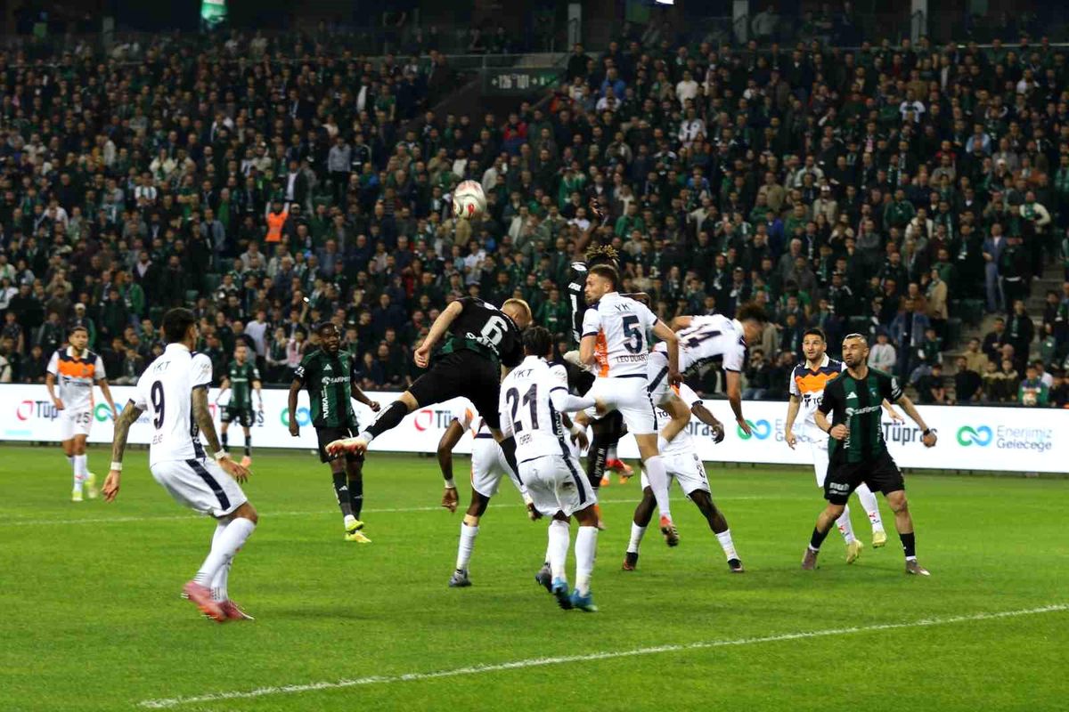 Kocaelispor - RAMS Başakşehir: 15 Dakika Golsüz