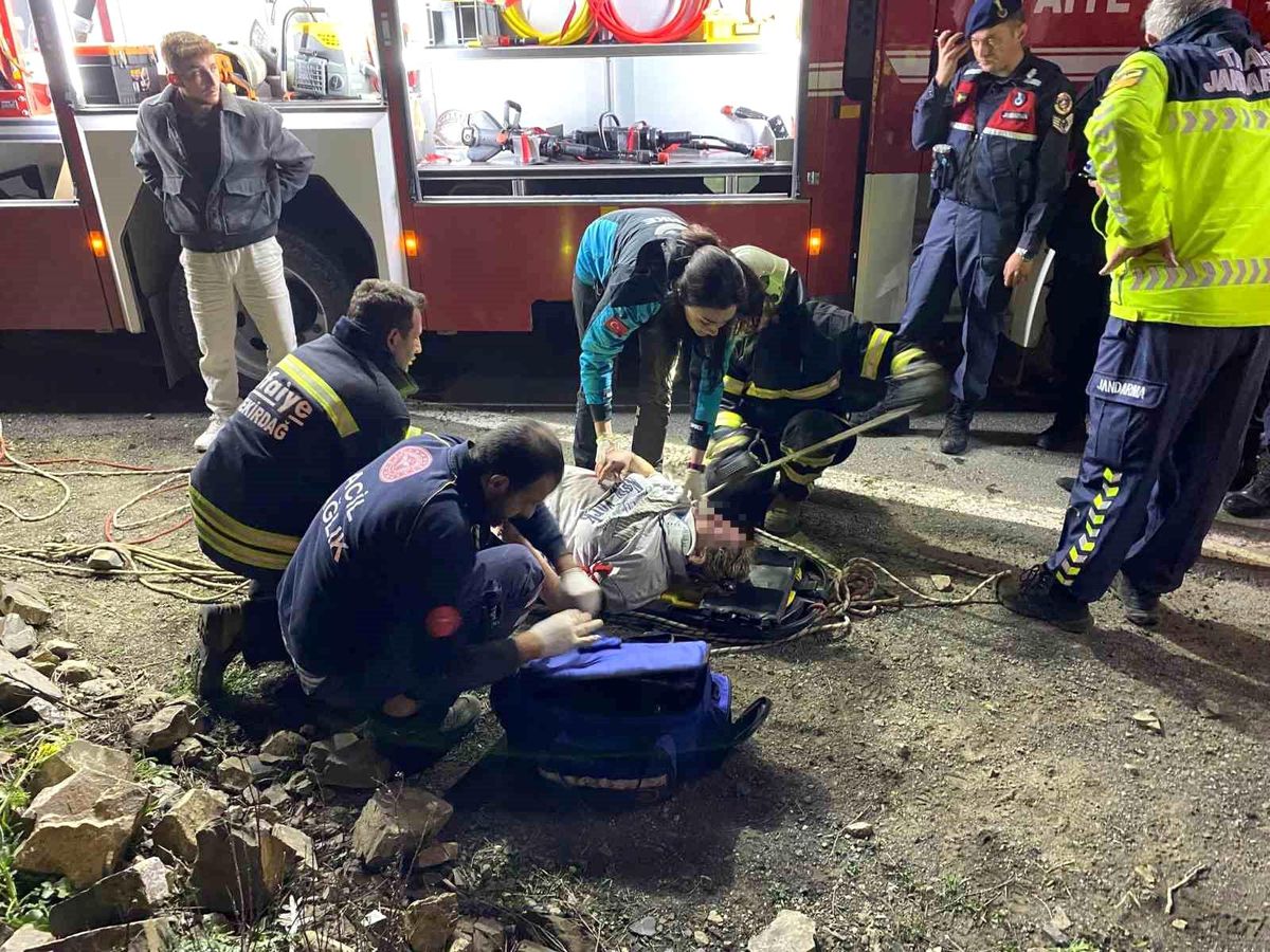 Uçurumdan deniz kıyısına yuvarlanan otomobilde 3 kişi yaralandı