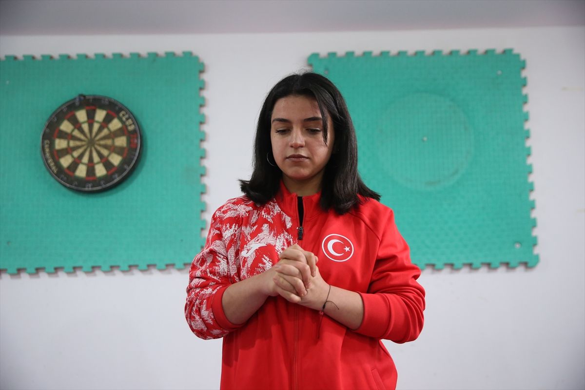 15 yaşındaki Leyla bileğinin gücüyle Avrupa'nın zirvesine çıkmak istiyor