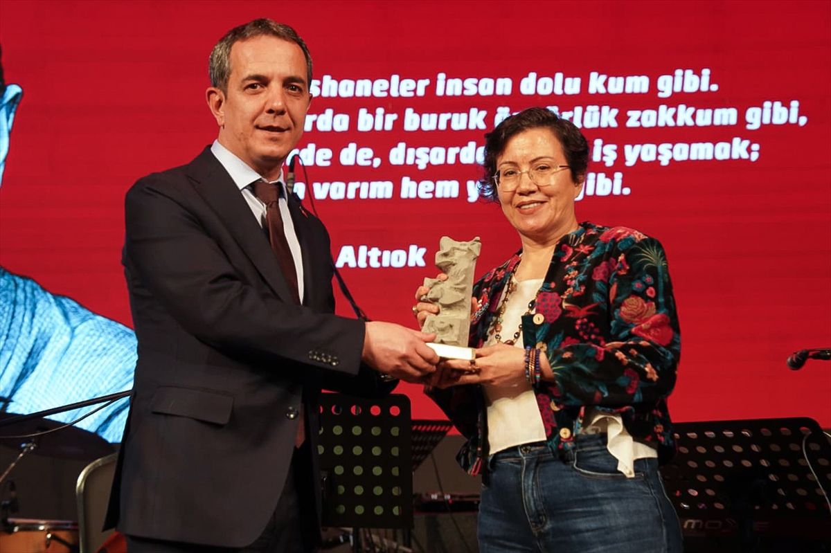 '19. Metin Altıok Şiir Ödülü' şair Elçin Sevgi Suçin'e takdim edildi