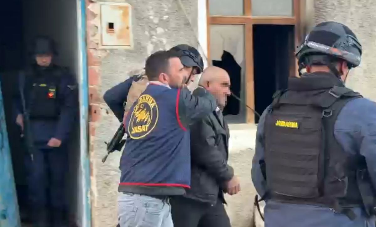 Isparta'da 2 köy evini ateşe veren şüpheli jandarma tarafından gözaltına alındı