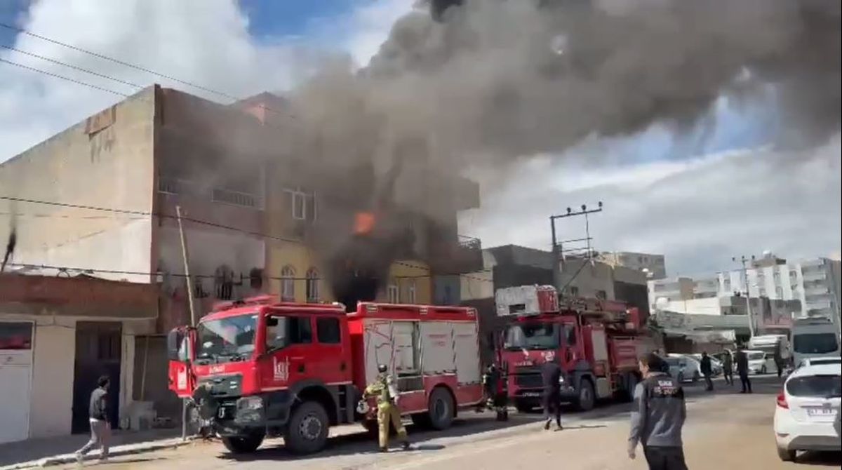 2 katlı binada çıkan yangında 1'i bebek, 4 kişi dumandan etkilendi