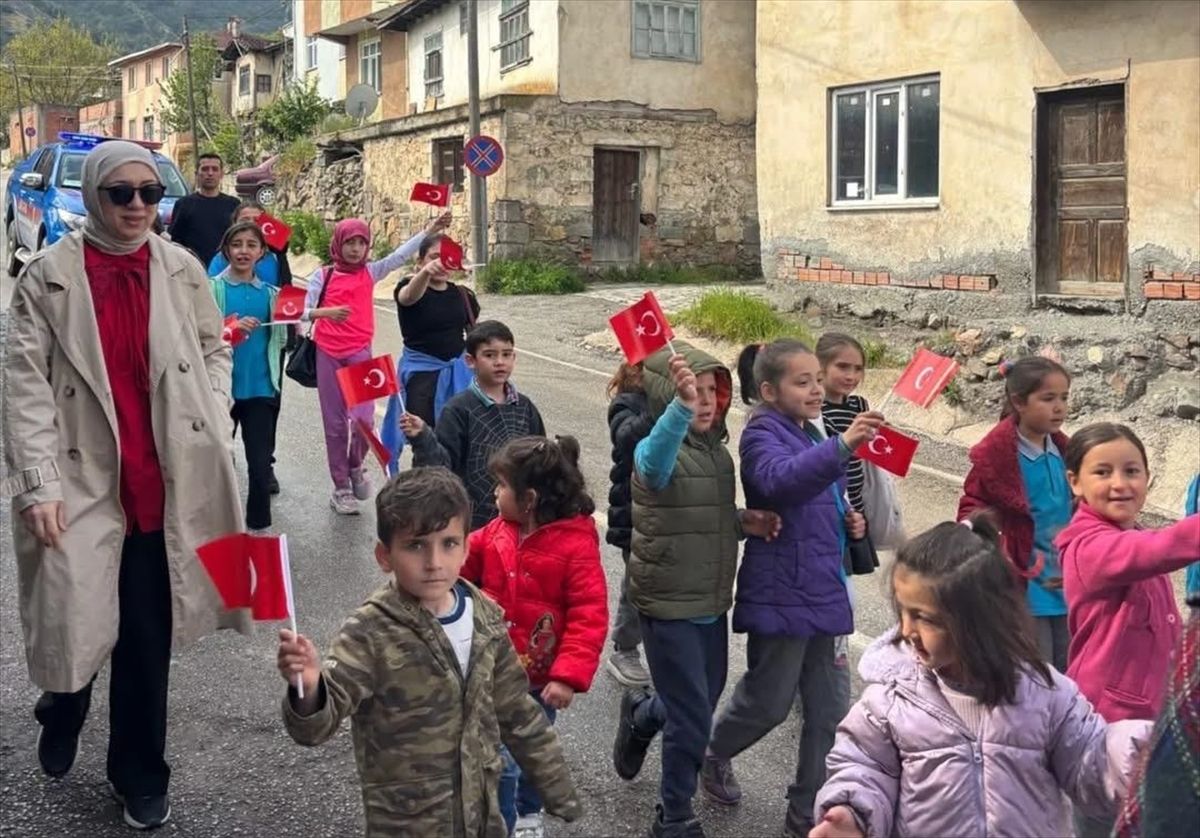 23 Nisan Ulusal Egemenlik ve Çocuk Bayramı Çorum'da köyde "bayrak yürüyüşü" ile kutlandı