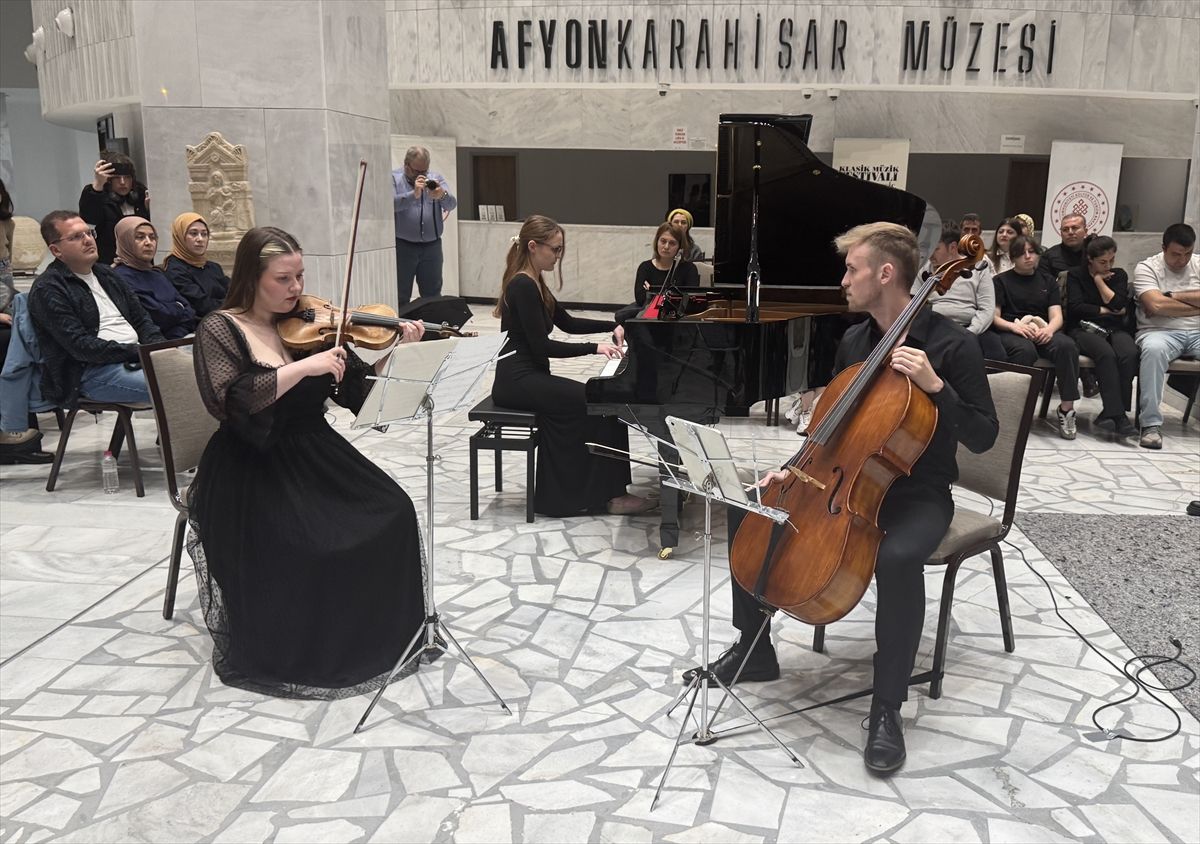25. Afyonkarahisar Klasik Müzik Festivali'nde 'Ars Essendi Üçlüsü' konser verdi