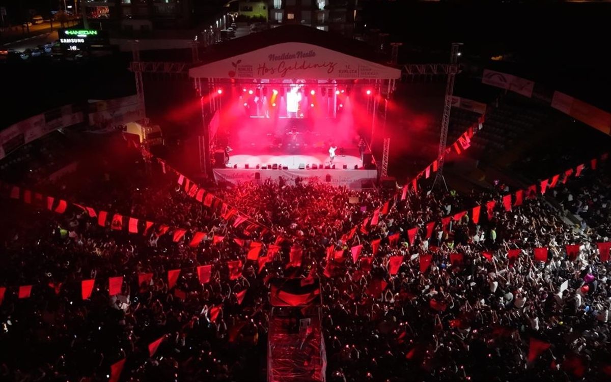 27. Tarım ve Seracılık Festivali'nde rap şarkıcısı Poizi sahne aldı