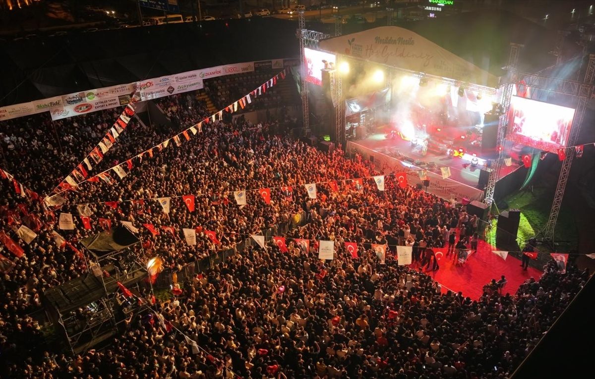 27. Tarım ve Seracılık Festivali'nde sanatçı İrem Derici sahne aldı