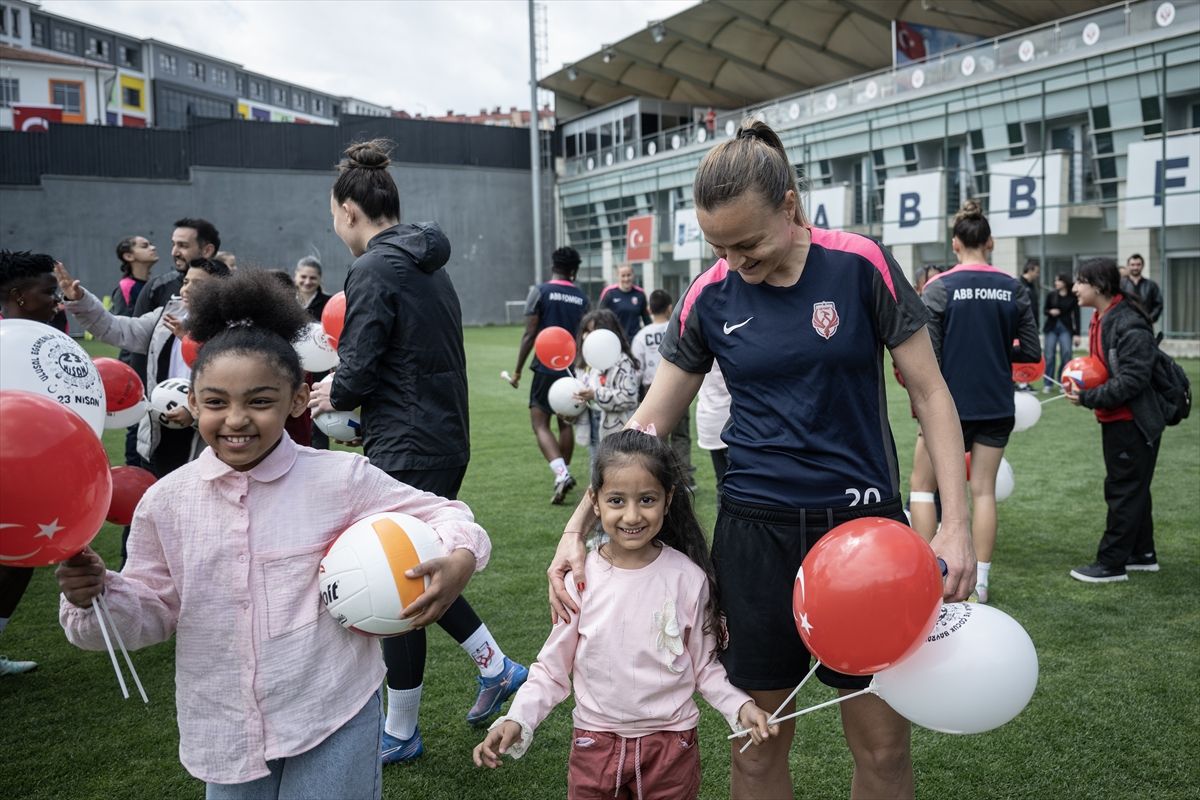 ABB FOMGET'li futbolcular, ihtiyaç sahibi çocuklarla buluştu