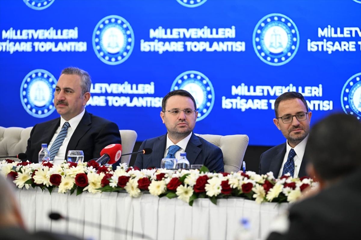 Adalet Bakanı Gürlek, Güneydoğu Anadolu Bölgesi milletvekilleriyle görüştü