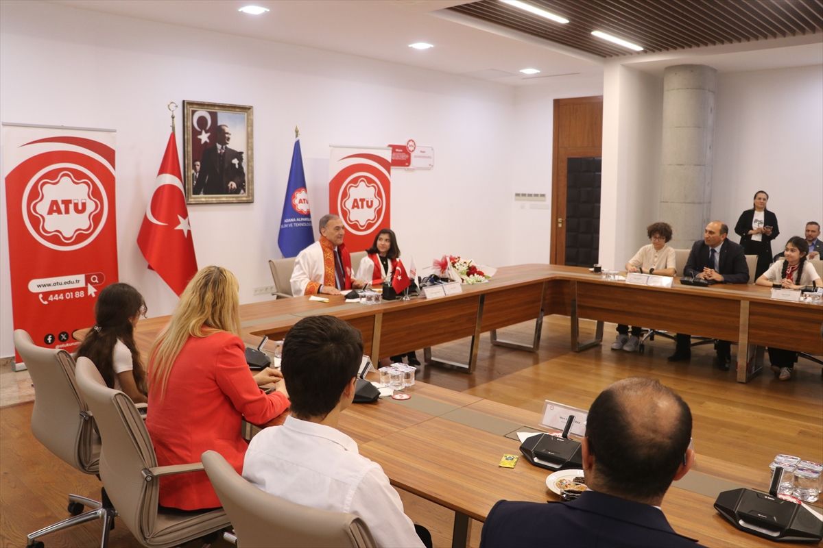 Adana ATÜ Rektörü Prof. Dr. Sözen ve senato üyeleri koltuklarını çocuklara bıraktı