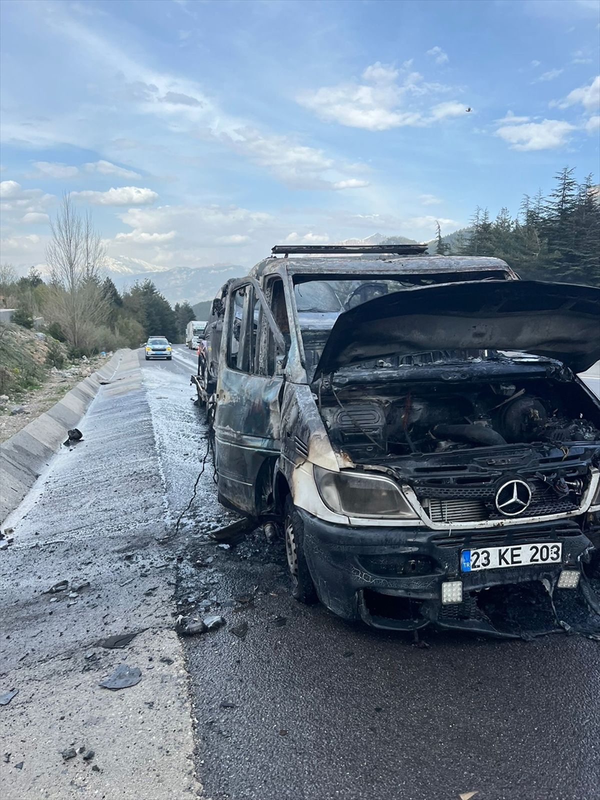 Adana'da çekicide çıkan ve üzerindeki 2 araca sıçrayan yangın söndürdü