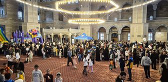 Adana'da çocuklar ve aileleri camide düzenlenen şenlikte ağırlandı