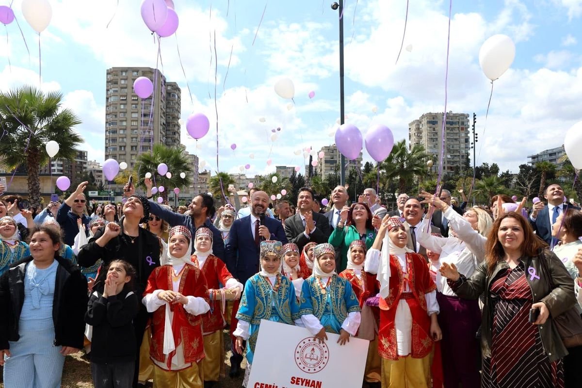 Adana'da gökyüzüne mor balonlar bırakıldı