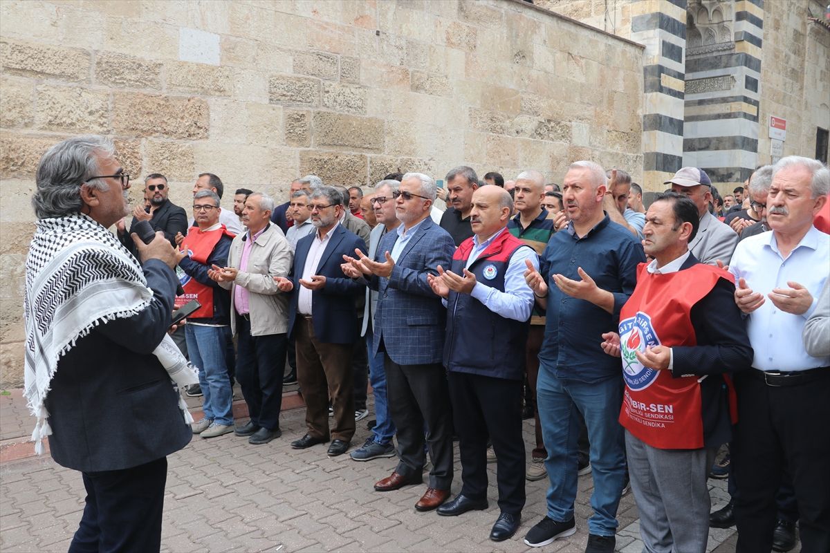 Adana'da Kahramanmaraş'taki saldırıda hayatını kaybedenler için gıyabi cenaze namazı kılındı