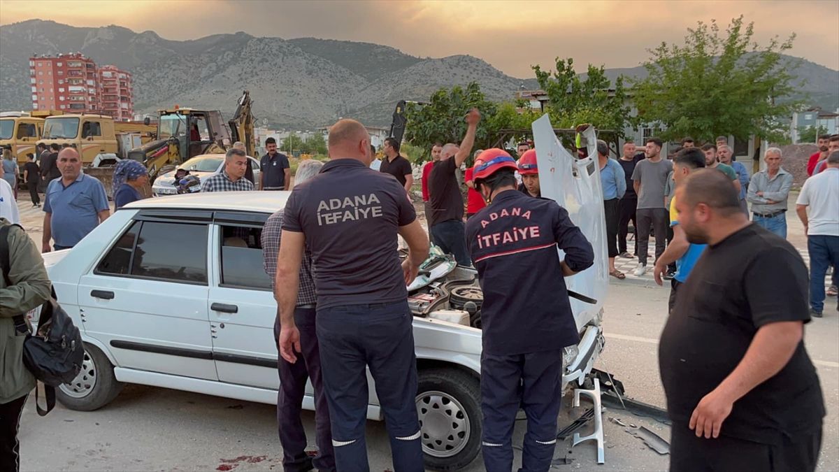 Adana'da motosikletle otomobilin çarpıştığı kazada 2 kişi yaralandı