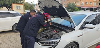 Adana'da otomobilin motor kısmına giren kedi çıkarıldı