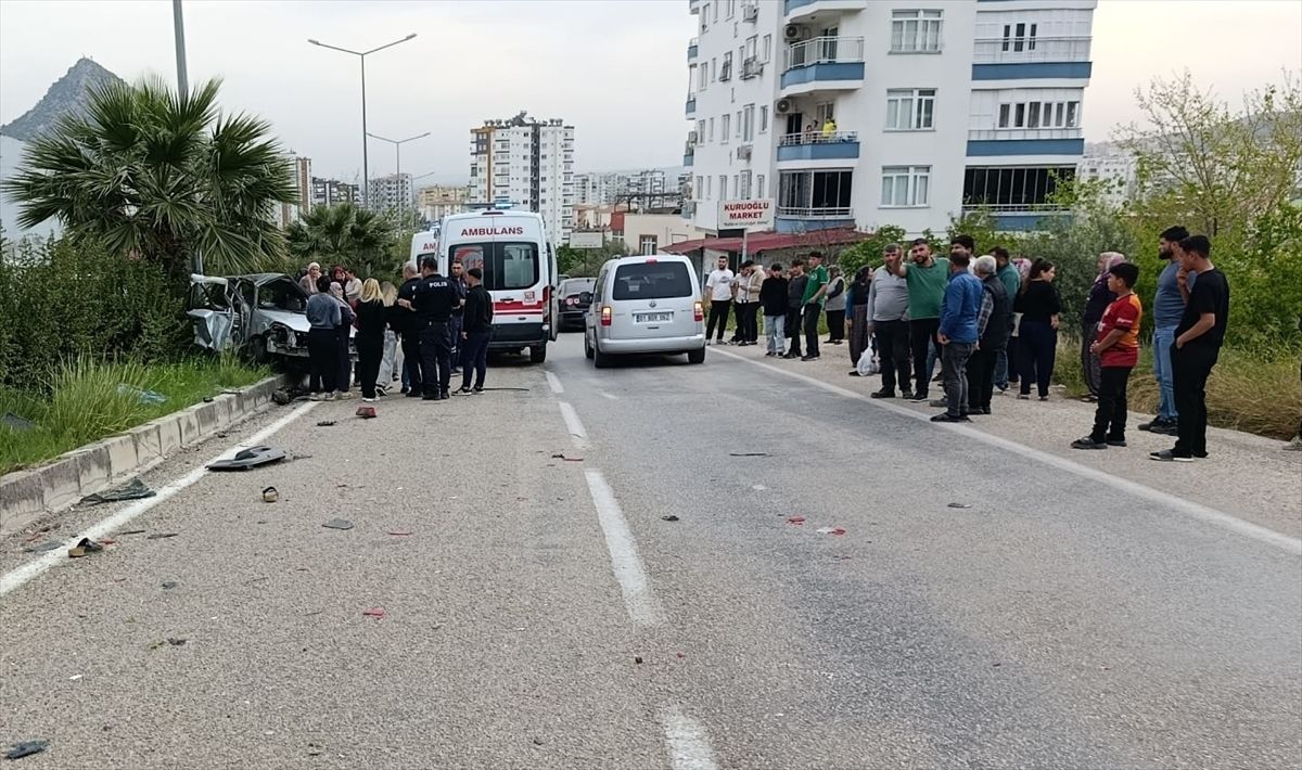 Adana'da refüjdeki ağaçlara çarpan otomobildeki 3 kişi yaralandı