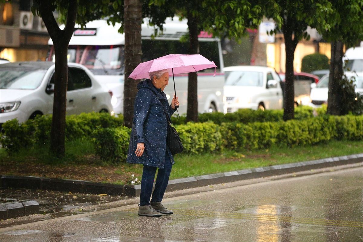 Adana'da sağanak hayatı olumsuz etkiledi