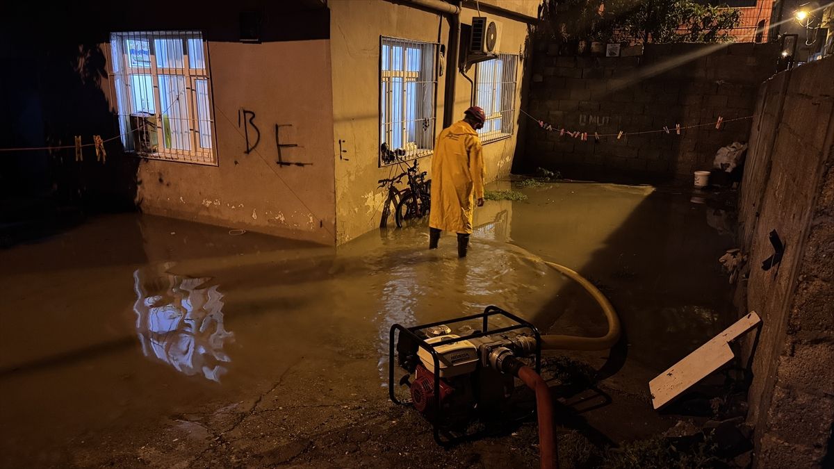 Adana'da sağanak hayatı olumsuz etkiledi