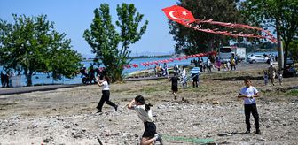 Adana'da şenlikte buluşan aileler ve çocukları uçurtmalarını alıp gökyüzünü renklendirdiler