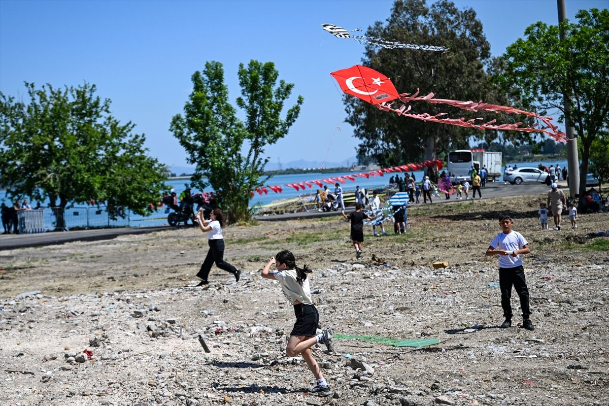 Adana'da şenlikte buluşan aileler ve çocukları uçurtmalarını alıp gökyüzünü renklendirdiler