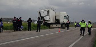 Adana'da tırla çarpışan otomobilin sürücüsü öldü