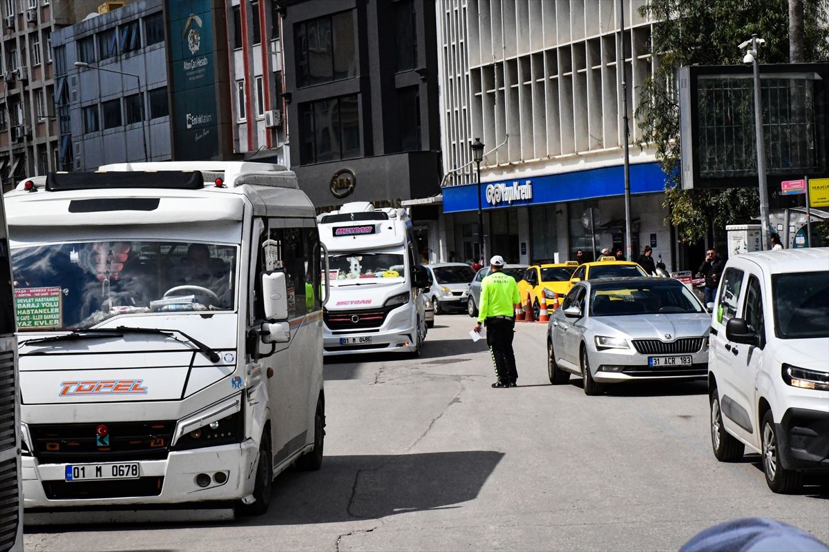 Adana'da trafikteki ihlalleri sivil ekiplerce belirlenen 60 sürücüye para cezası kesildi