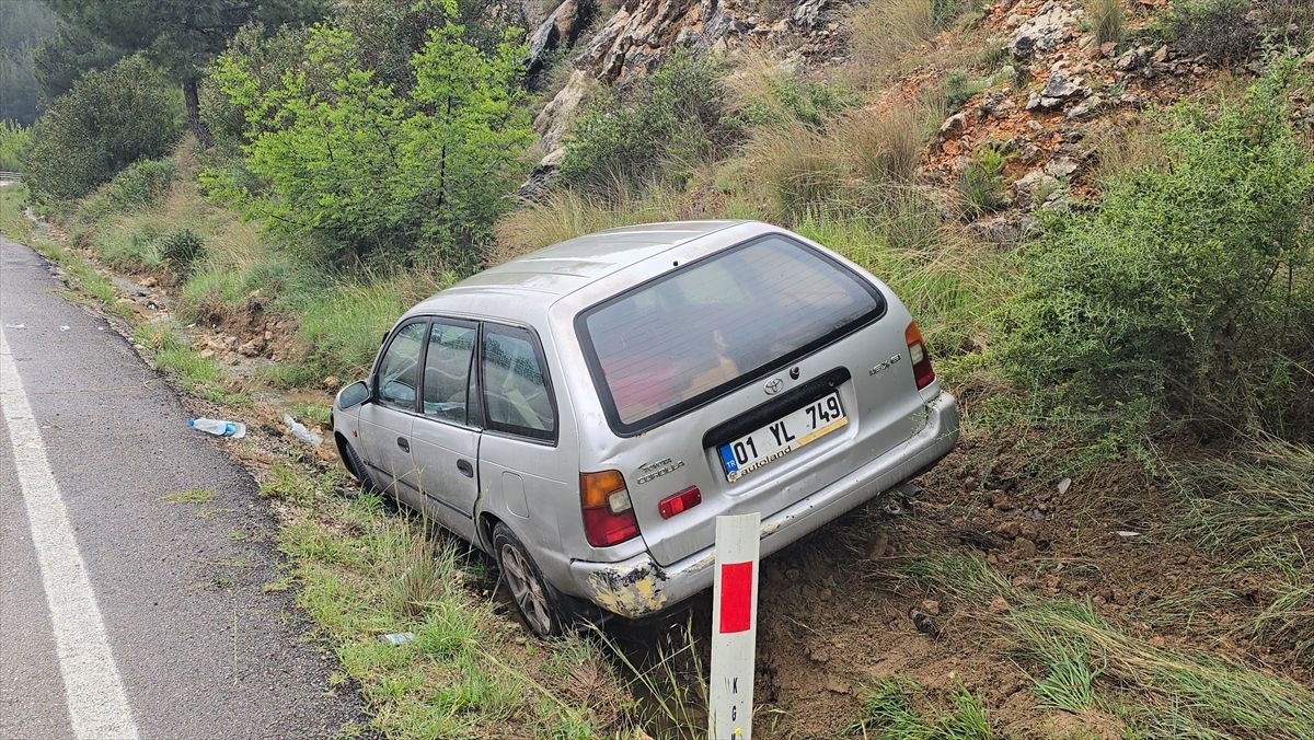 Adana'da yoldan çıkan otomobildeki 3 kişi yaralandı