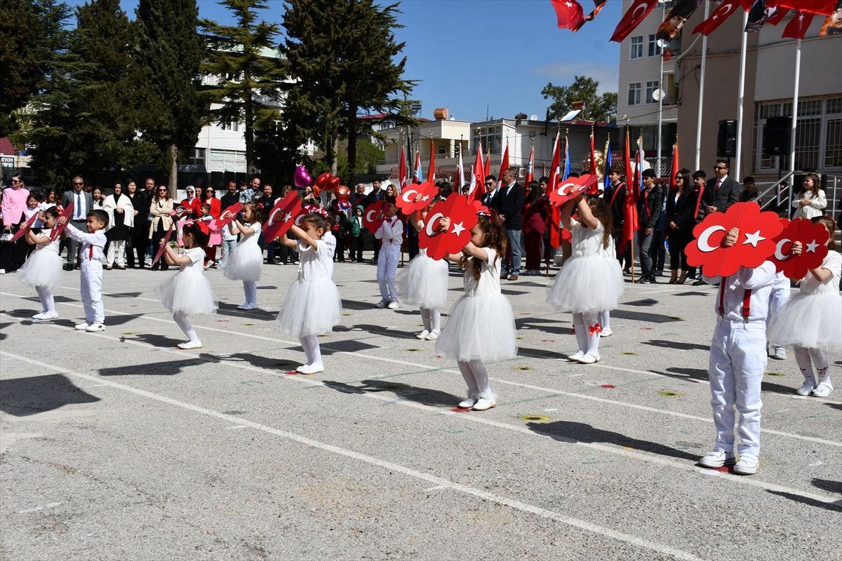 Adana ve Mersin'in ilçelerinde 23 Nisan Ulusal Egemenlik ve Çocuk Bayramı kutlandı