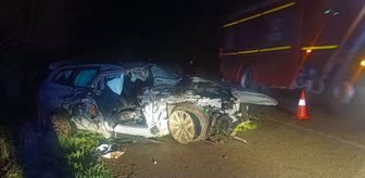 Afyonkarahisar'da ağaca çarpan otomobildeki 1 kişi öldü, 1 kişi yaralandı
