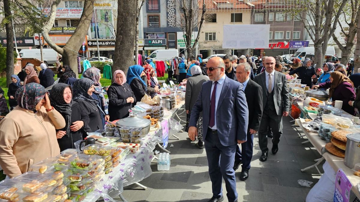 Afyonkarahisar'da hayır çarşısı kuruldu