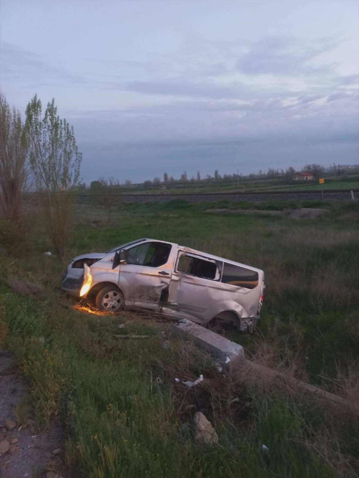 Afyonkarahisar'da otomobil ile kamyonet çarpıştı, 6 kişi yaralandı