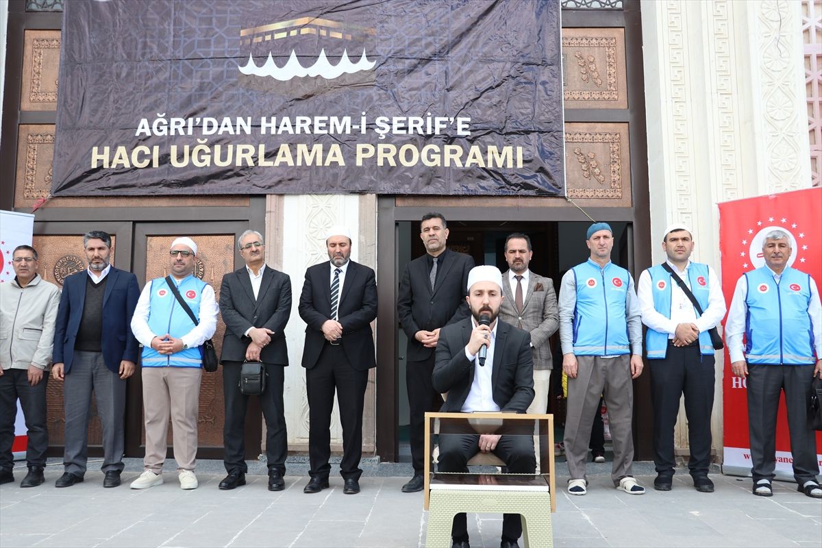 Ağrı'da hacı adayları dualarla kutsal topraklara uğurlandı