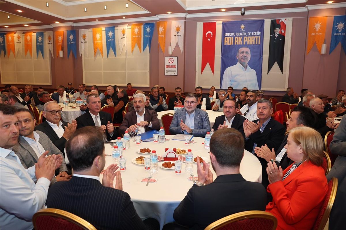 AK Parti İzmir İl Başkanlığı'nca 'Bölgesel Mahalle Başkanları Toplantısı' yapıldı