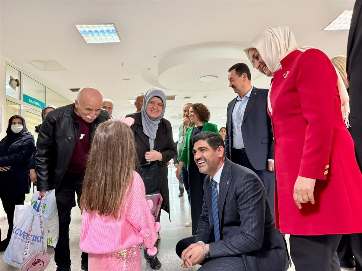 AK Parti Karabük İl Başkanı Salt, hastanede tedavi gören çocukları ziyaret etti