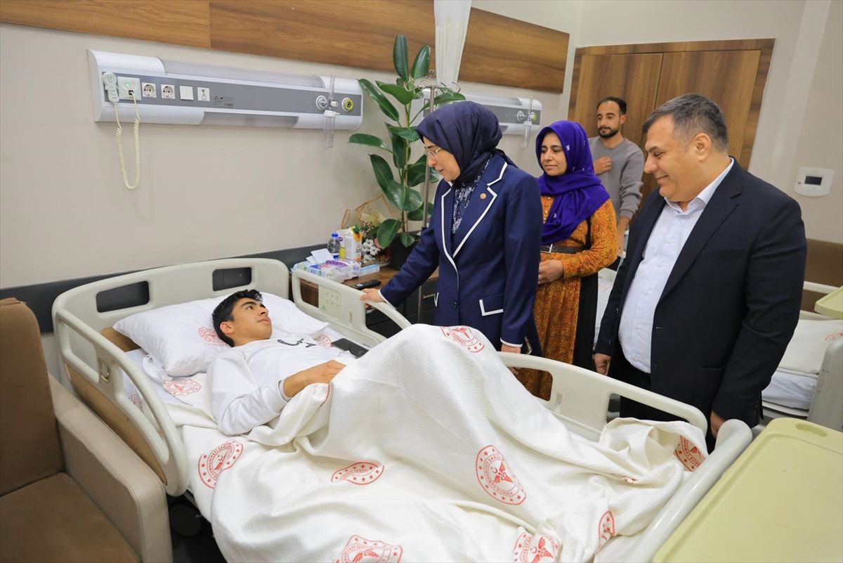 AK Parti Şanlıurfa Milletvekili Yazmacı, Şanlıurfa'da okula saldırıda yaralanan öğrencileri ziyaret etti