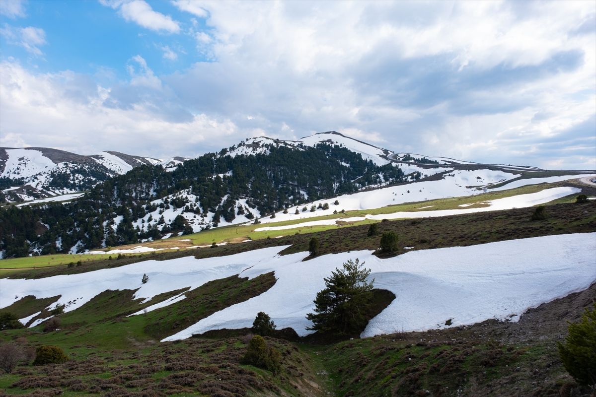 Akdağmadeni ilçesinde iki mevsimin güzelliği bir arada yaşanıyor