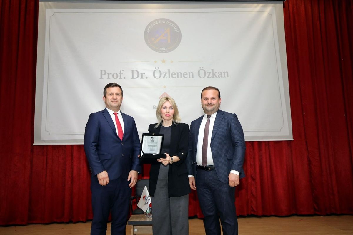 Akdeniz Üniversitesi Rektörü Özkan, öğrencilerle buluştu
