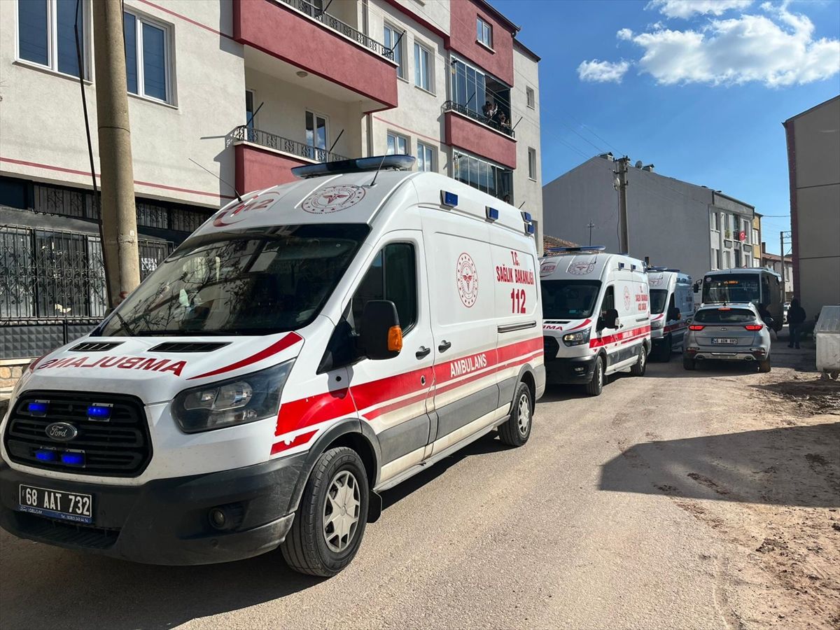Aksaray'da otomobil ile özel halk otobüsünün çarpışması sonucu 4 kişi yaralandı