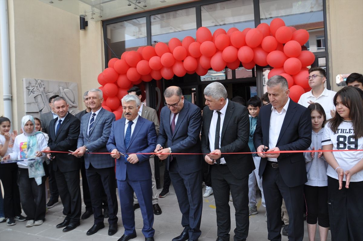Akşehir'de TÜBİTAK 4006 Bilim Fuarı açıldı