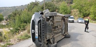 Alanya'da refüje çarparak devrilen otomobilin sürücüsü yaralandı