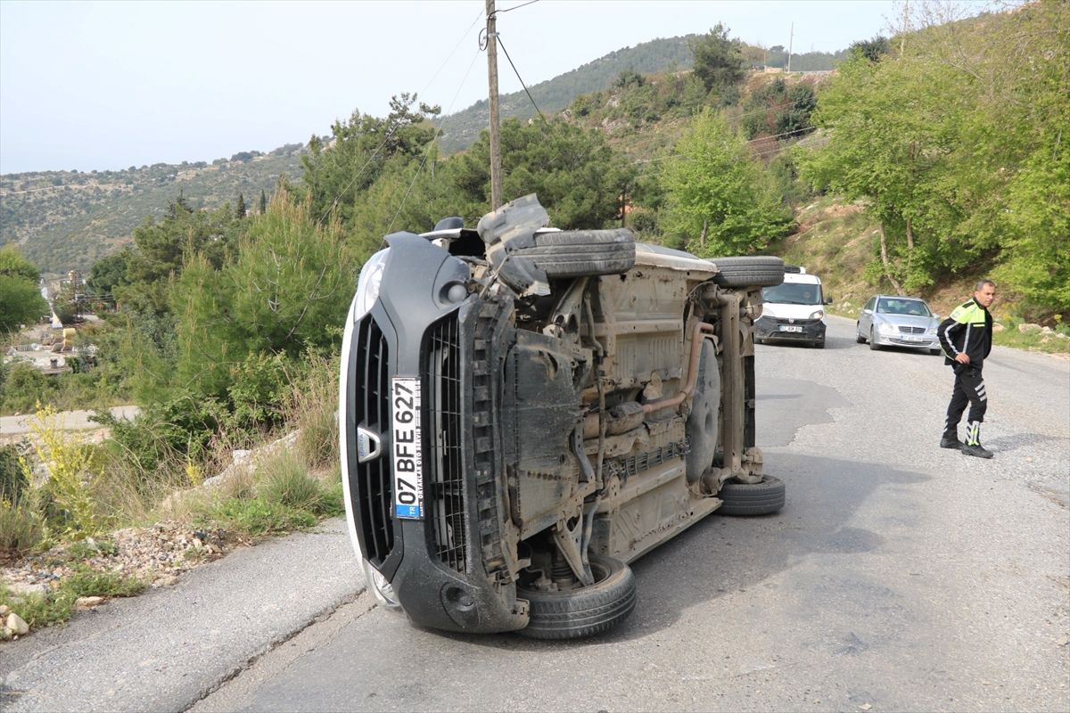 Alanya'da refüje çarparak devrilen otomobilin sürücüsü yaralandı