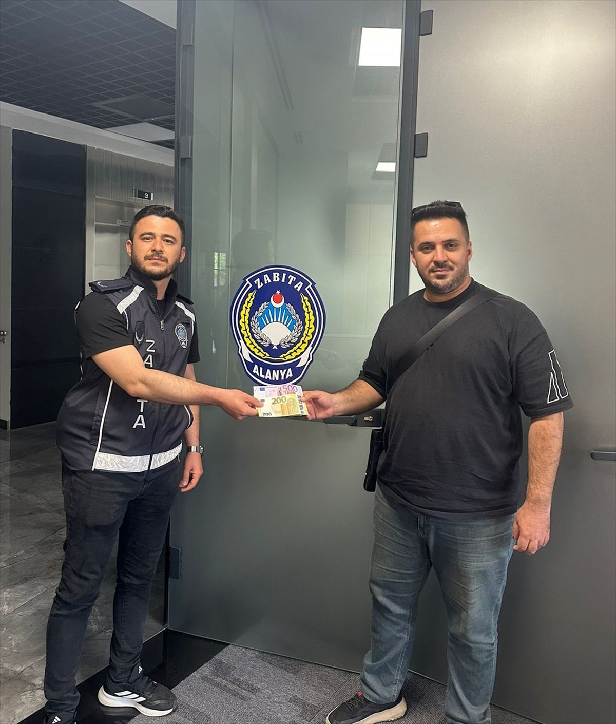 Alanya'da yolda bulunan 700 avro sahibine teslim edildi