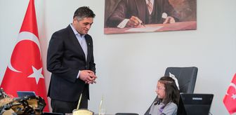 Aliağa Belediye Başkanı Acar koltuğunu 1. sınıf öğrencisine devretti