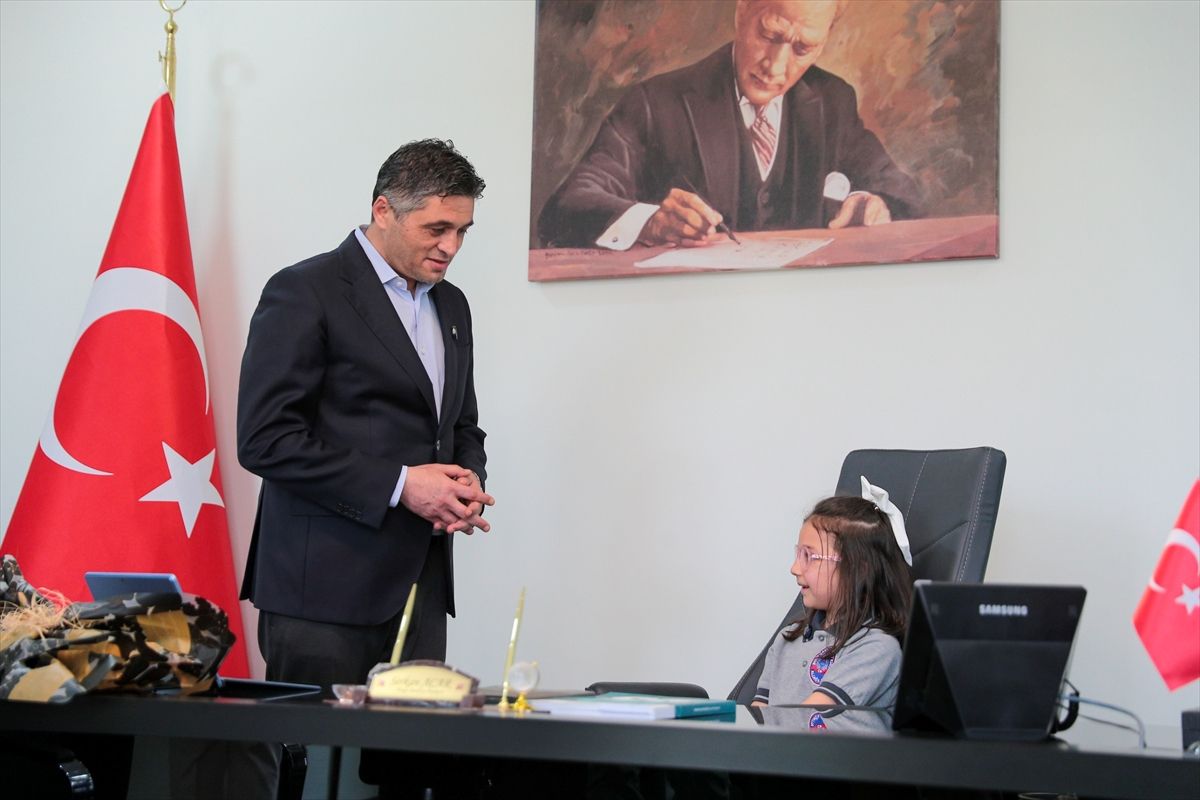 Aliağa Belediye Başkanı Acar koltuğunu 1. sınıf öğrencisine devretti