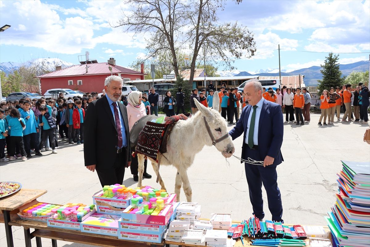 Almanya'dan Erzincan'a gelen gurbetçi, eşek sırtındaki kitap ve kırtasiye malzemelerini öğrencilere dağıttı