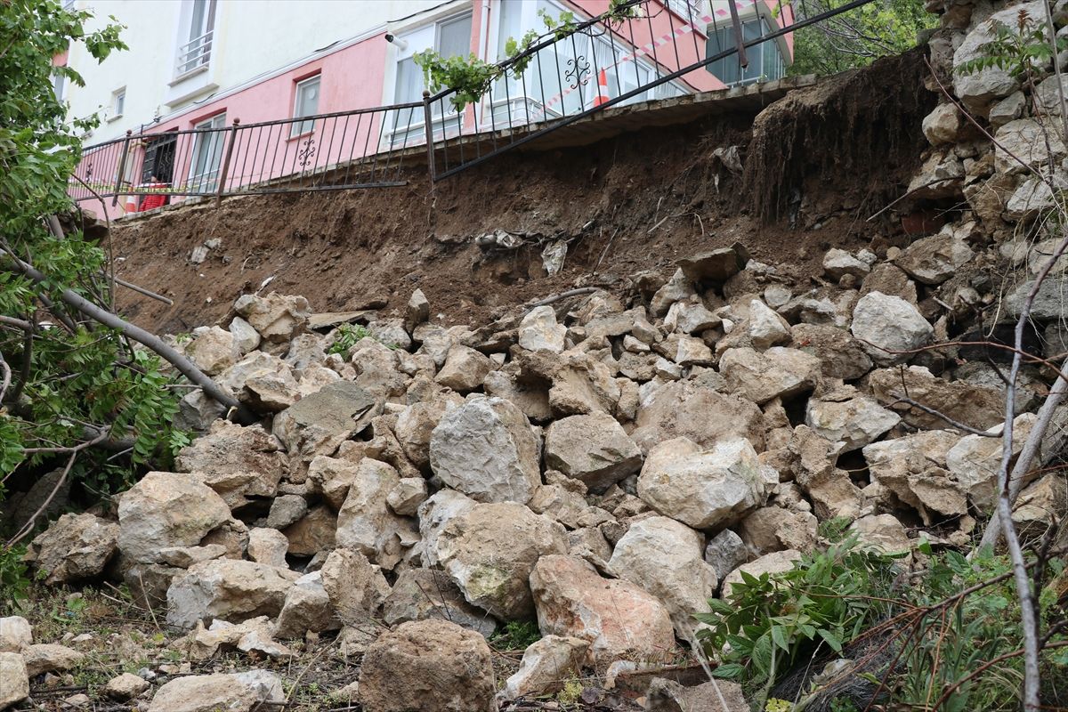 Amasya'da 5 katlı binanın istinat duvarı çöktü