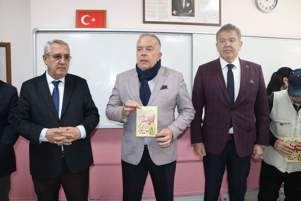 Amasya'da akademisyenlerin hazırladığı çizgi roman öğrencilere hediye edildi