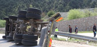 Amasya'da devrilen kamyonun sürücüsü hayatını kaybetti