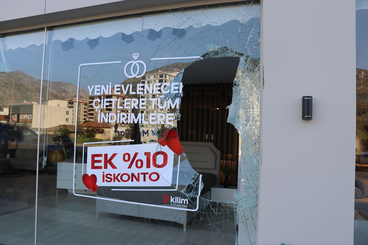 Amasya'da kamyonun yerinden çıkan tekerleği mobilya mağazasına girdi