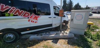 Amasya'da minibüsün otobüs durağını teğet geçtiği kaza kamerada